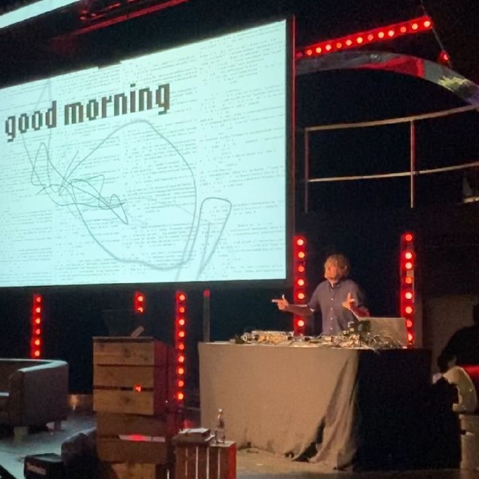 Bühne am Morgen, mitsamt Bildschirm auf dem „good morning“ steht