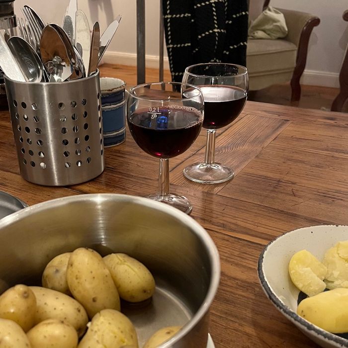 Topf mit Kartoffeln und zwei Weingläser