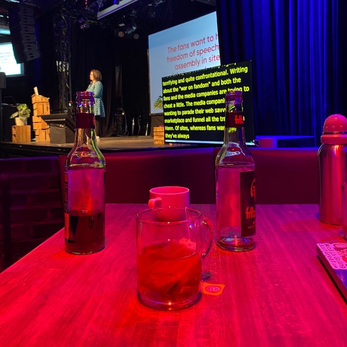Tee und Konferenz