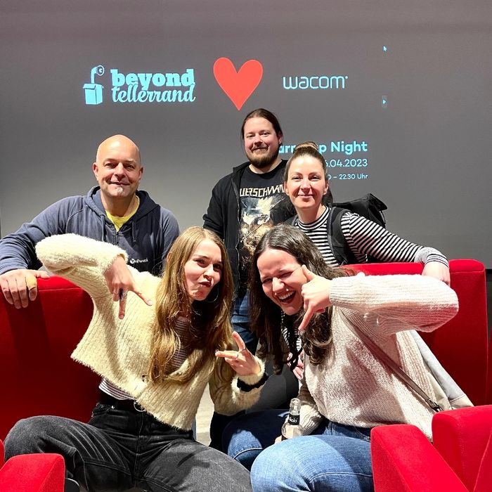 Joschi, Nina, Kai, Angie und Sophie posieren vor der Leinwand des beyond tellerrand-Warm-ups