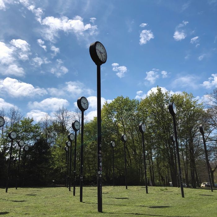 Uhren-Installation im Park