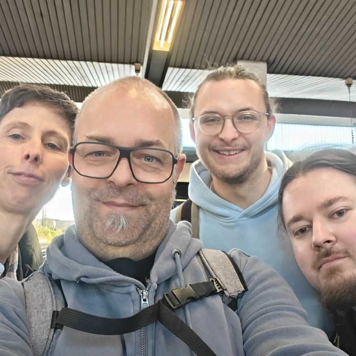 Sonja, Joschi, Jakob und Kai am Düsseldorfer Hauptbahnhof