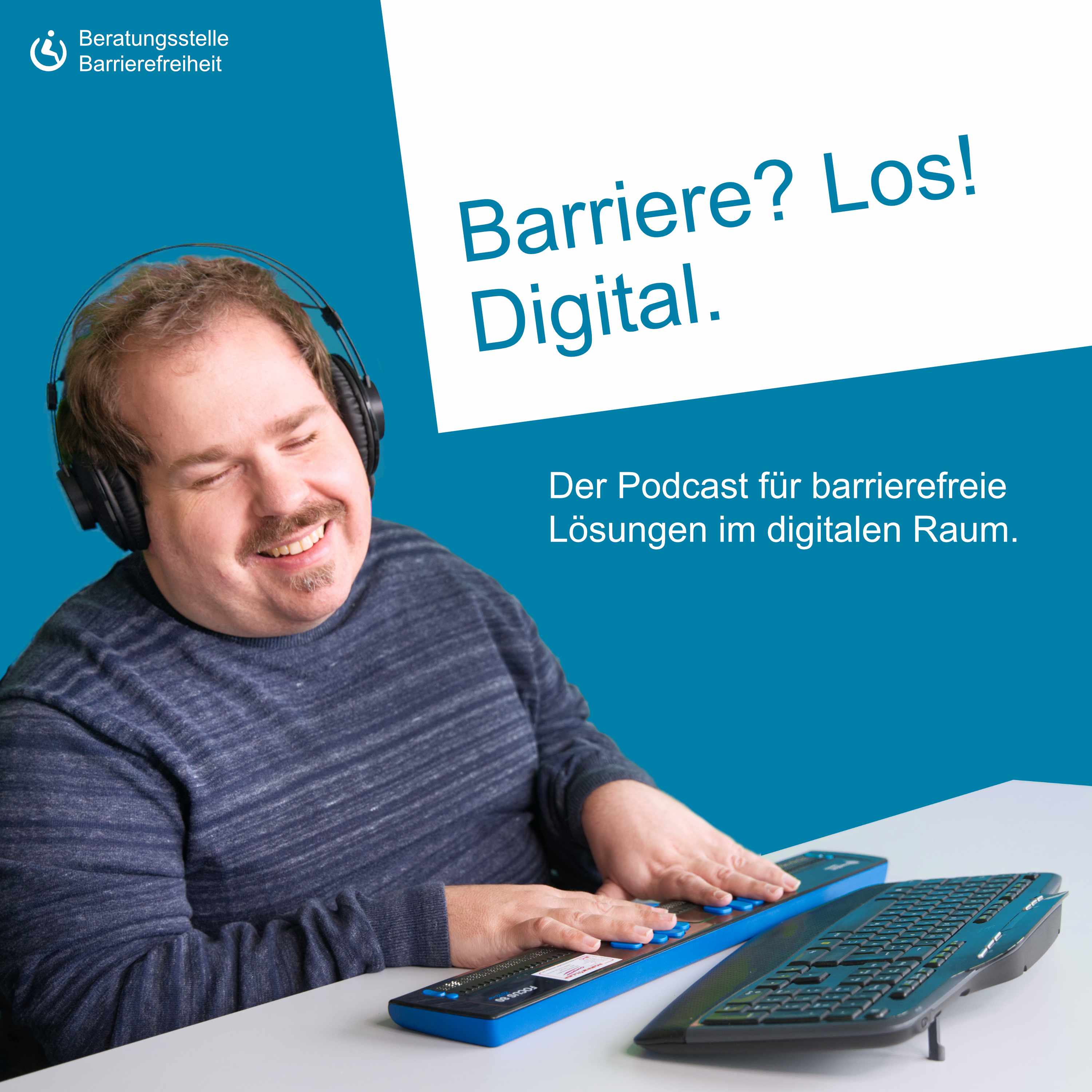 Coverbild des „Barriere? Los!“-Podcast der Stiftung Pfennigparade. Ein blinder Nutzer sitzt an einem Tisch, die Hände auf einer Braillezeile vor einer Computer-Tastatur. Links oben das Logo der Stiftung Pfennigparade, daneben der Podcast-Titel sowie der Text „Der Podcast für barrierefreie Lösungen im digitalen Raum“.