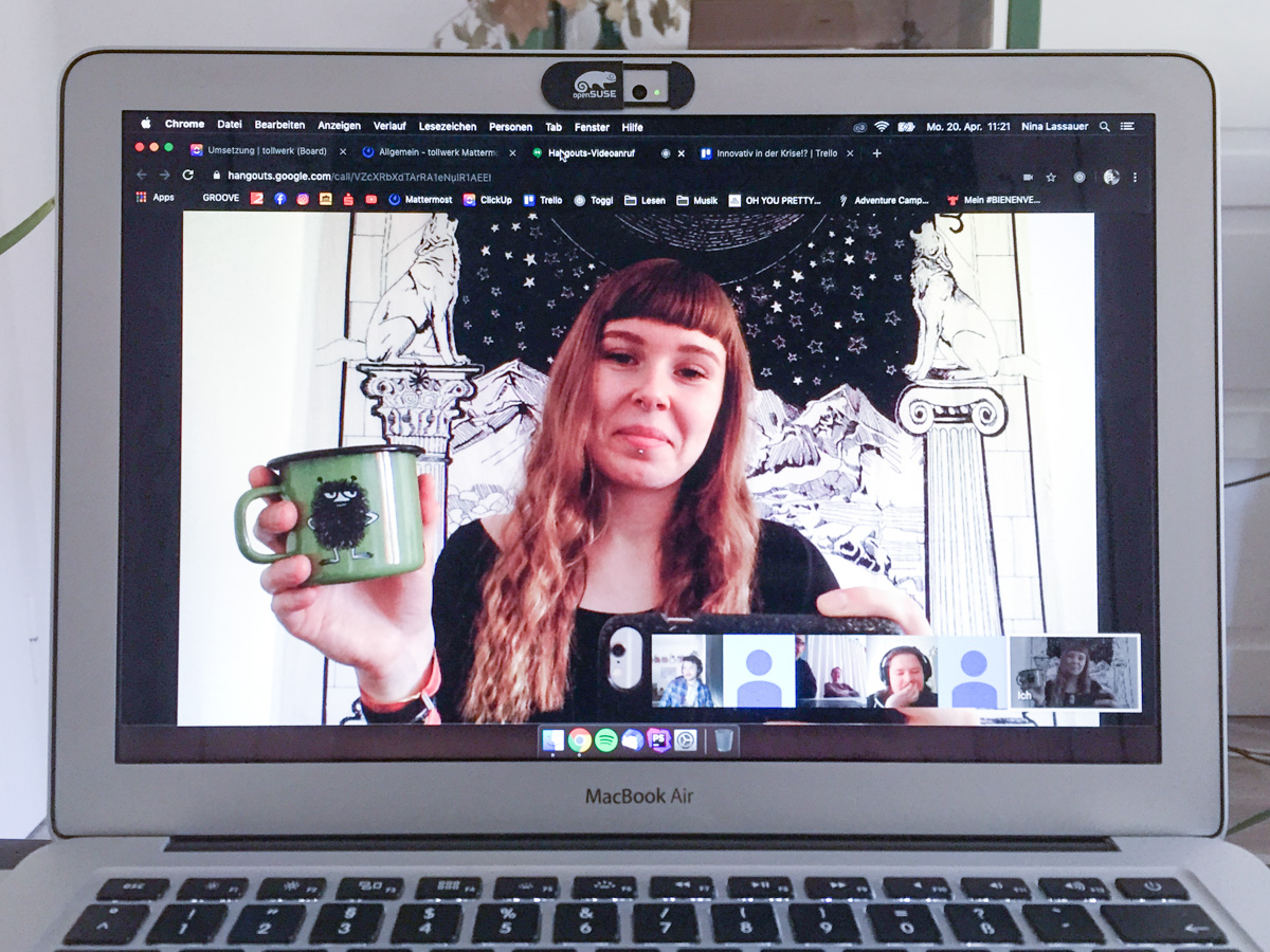 Selfie von Nina auf einem Laptop-Bildschirm während eines Hangouts
