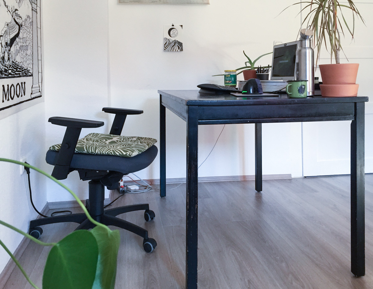 Ninas Arbeitsplatz, Tisch und Bürostuhl ohne Lehne