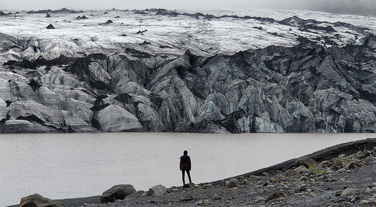 Nina betrachtet einen riesigen Gletscher von der Ferne