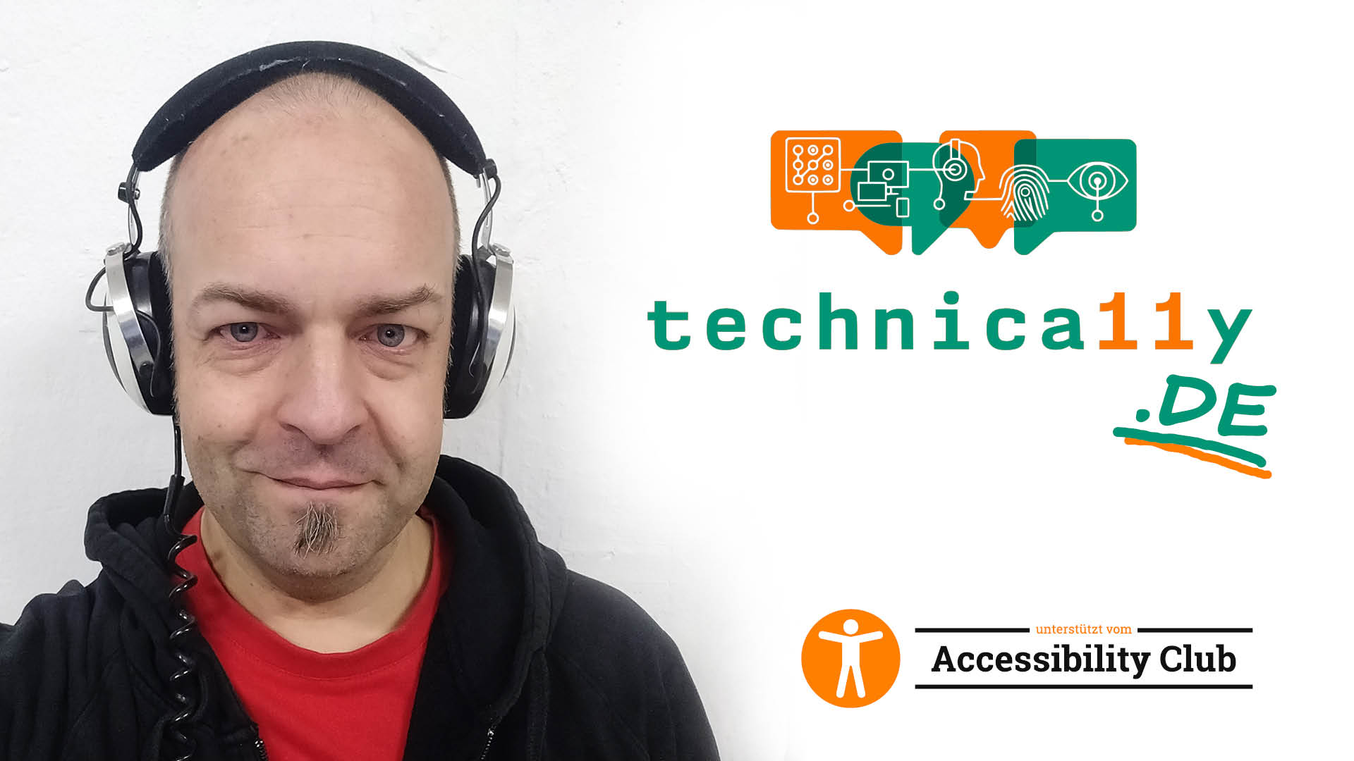 Portrait von Joschi mit einem roten T-Shirt und einem 40 Jahre alten schwarz-weißen Kopfhöhrer; rechts davon das technica11y-Logo, darunter das Accessibility Club Logo