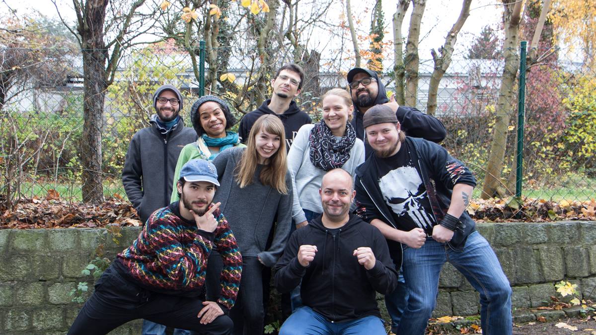 Bertram, Judith, Klaus, Annika, Philip (hintere Reihe, l.n.r.) und Jeff, Nina, Joschi Kay (vordere Reihe, l.n.r.) vor dem Büro Ende 2018